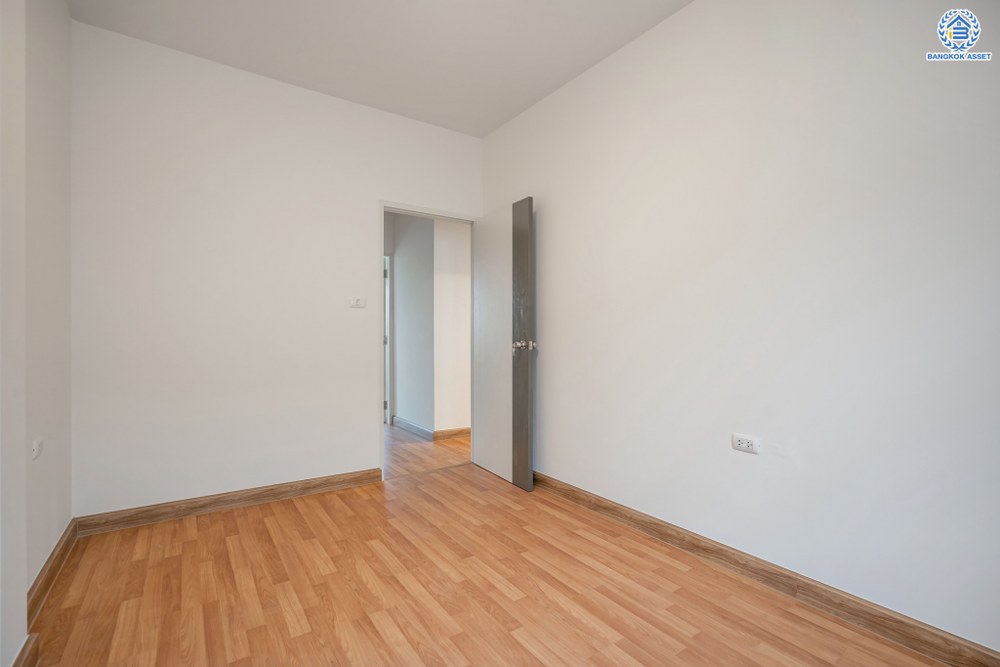 บ้านมือสองตกแต่งใหม่ โครงการ ลุมพินีทาวน์วิลล์ ราชพฤกษ์-นครอินทร์ เนื้อที่ 17.5 ตร.ว. ฟังก์ชัน 3 ห้องนอน 2 ห้องน้ำ 1 ที่จอดรถ บรรยากาศโครงการมีความเป็นส่วนตัว หน้าบ้านไม่ชนใคร พร้อมสิ่งอำนวยความสะดวกโครงการครบครัน บนทำเลดีเชื่อมต่อเข้าเมืองได้ง่าย ทั้งถนนราชพฤกษ์ ถนนนครอินทร์ จุดขึ้นทางด่วน "ศรีรัช"